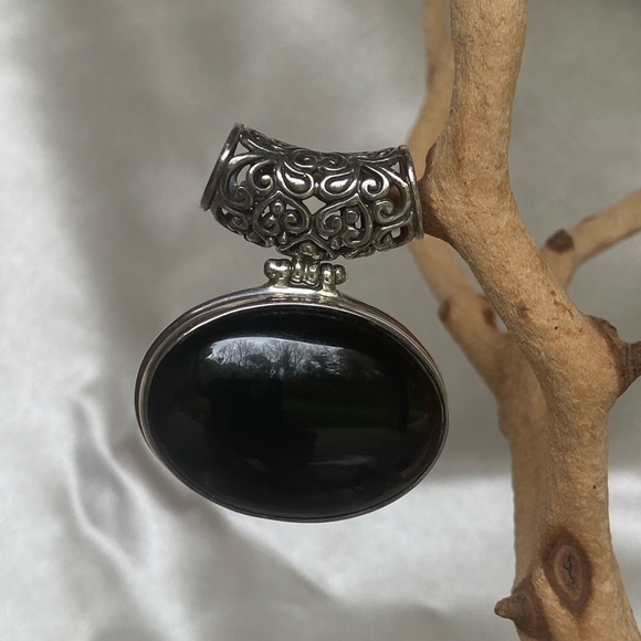 NEW Onyx 37mm .925 silver Oval scrollwork pendant - Picture 1 of 3